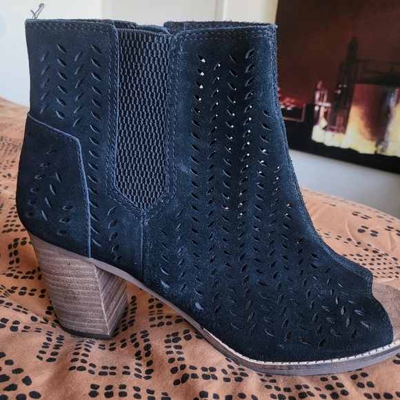 EUC TOMS Majorca Black Suede Cutout Peeptoe Bootie Women 10 - Picture 3 of 12
